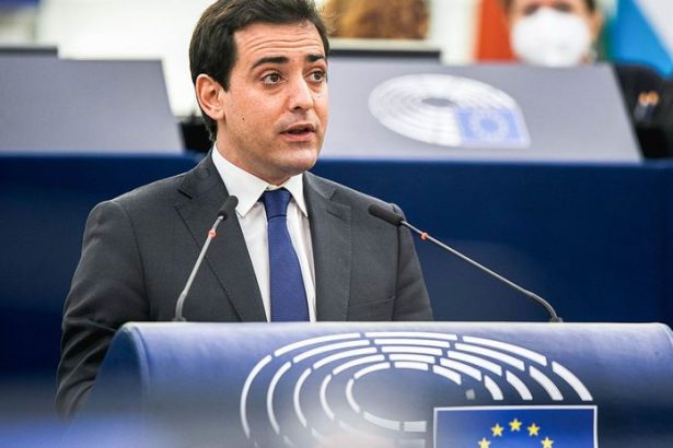 Podpredseda eurokomisie Musime chranit automobilky a otvorit temu zakazu predaja spalovacich motorov