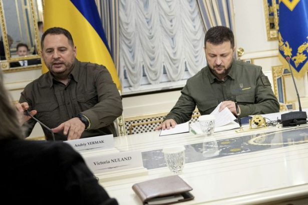 Razia u Zelenskeho pravej ruky Podielal sa Jermak na podvode