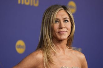 Tradicionalna Aniston Odvaznymi fotkami bura myty o starnuti