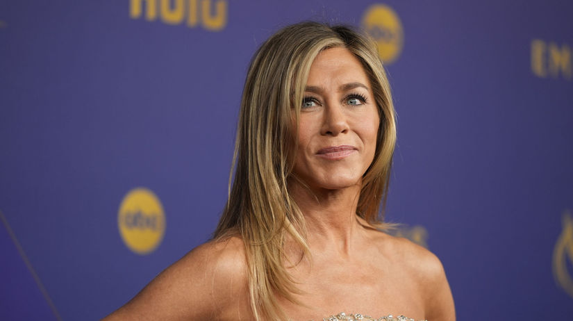 Tradicionalna Aniston Odvaznymi fotkami bura myty o starnuti