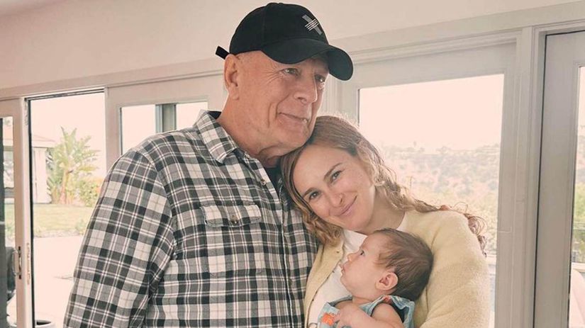 Uz ma niekedy nespoznava priznava dcera Bruca Willisa Bolave slova vyslovila aj jeho manzelka Nebude pri milnikoch mojich deti