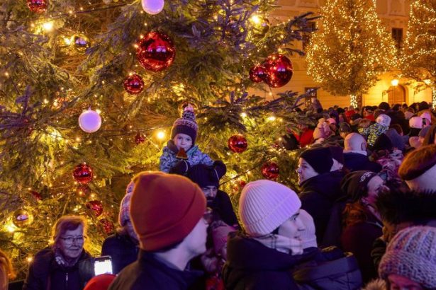 VIDEO FOTO V Bratislave slavnostne rozsvietili vianocny stromcek najoblubenejsia zimna slavnost potrva do Troch kralov