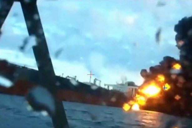 VIDEO Ukrajina roztrhla ruske tankery Namorne drony zautocili na tienovu flotilu