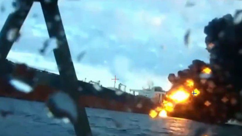 VIDEO Ukrajina roztrhla ruske tankery Namorne drony zautocili na tienovu flotilu