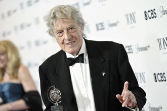Zomrel slavny dramatik Tom Stoppard vo veku 88 rokov
