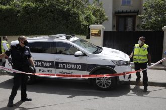 Brutalny utok v Izraeli Palestincan vrazil autom do davu a pobodal mladu zenu