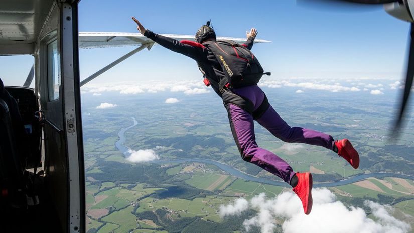 Drama na oblohe Parasutistovi sa zamotal padak do lietadla