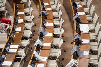 Koalicia sa hromadne ospravedlnila zo schodze Matovic rozculil Danka tym ze na lavice Hlasu rozlozil sive handry