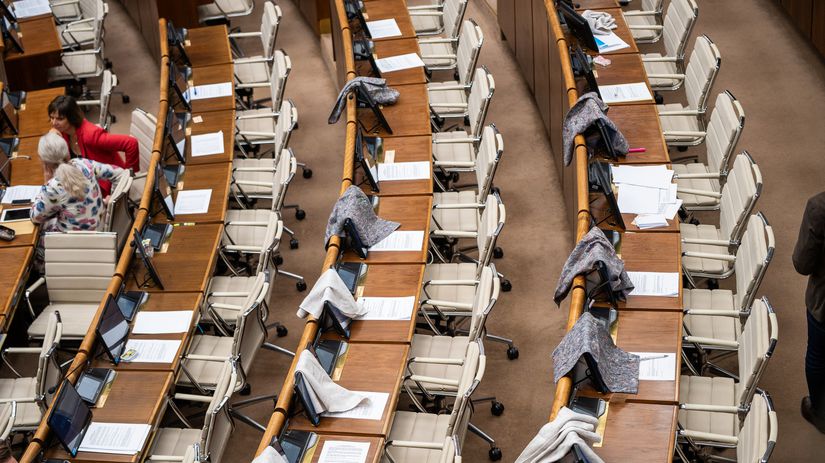 Koalicia sa hromadne ospravedlnila zo schodze Matovic rozculil Danka tym ze na lavice Hlasu rozlozil sive handry