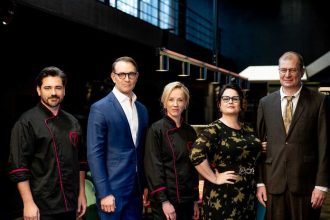 Manzelstvo na obrusku rozvod na tanieri tvorcovia komedie Ked sa zhasne s Tomasom Mastalirum a Petrou Polnisovou predstavuju trailer