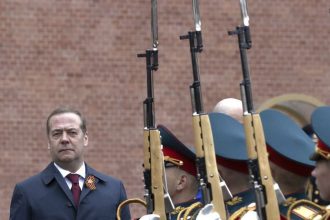 Medvedev sa vyhraza Zelenskemu smrtou a opisuje jeho koniec