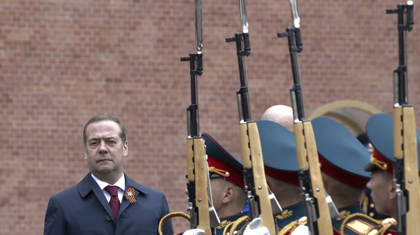 Medvedev sa vyhraza Zelenskemu smrtou a opisuje jeho koniec