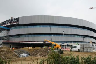 Mesksju s vystavbou haly obhajuju rozmery ladovych ploch