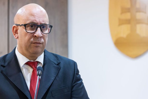 Mimoriadnu schodzi ku odvolavaniu Raza sa v pondelok nepodarilo otvorit