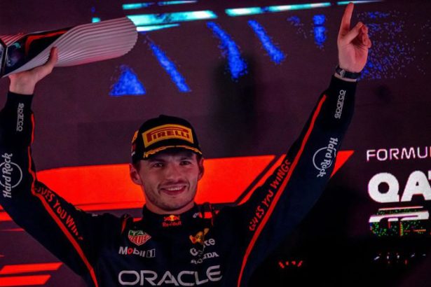 Na ceste k titulu alebo do pekla McLaren strasi Chuckyho z Red Bullu