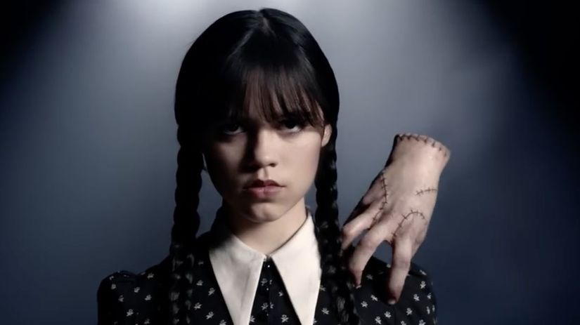 Netflix potvrdil skvele obsadenie tretej serie Wednesday Burtonova muza zmeni osud Addamsovcov
