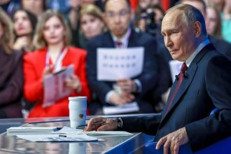 Putin opat vyzval Rusov k plodeniu deti Novinar ho v priamom prenose konfrontoval s neprijemnou otazkou