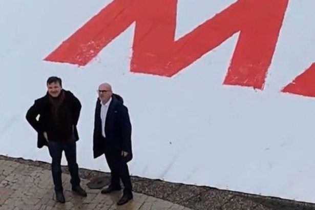 SaS rozlozila obrovsky transparent pred prezidentskym palacom PS adresovalo Pellegrinimu vyzvu