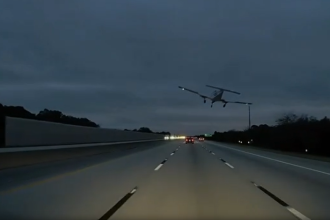 Sok na floridskej dialnici Lietadlo nudzovo pristalo na vozovke