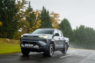 Toyota odhaluje novy Hilux vratane bateriovej verzie