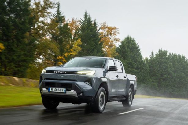 Toyota odhaluje novy Hilux vratane bateriovej verzie