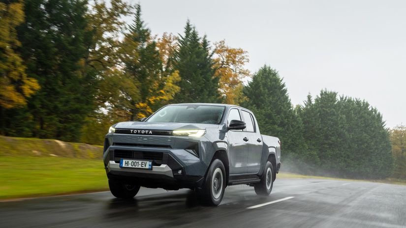 Toyota odhaluje novy Hilux vratane bateriovej verzie