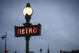 Utoknik v metre v Parizi pobodal tri zeny