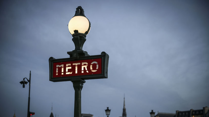 Utoknik v metre v Parizi pobodal tri zeny