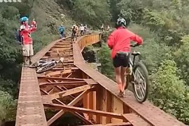 V ziadnom pripade Videa cyklistov na uzkych tramoch