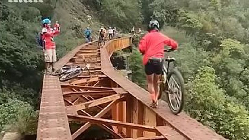 V ziadnom pripade Videa cyklistov na uzkych tramoch