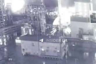 VIDEO Ukrajinci unikatnym dronovym utokom znicili ropnu plosinu v Kaspickom mori