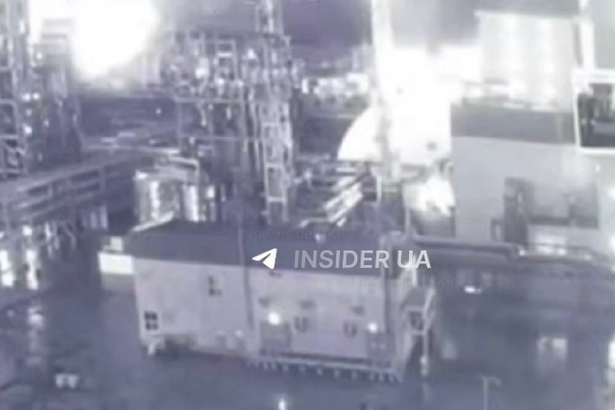 VIDEO Ukrajinci unikatnym dronovym utokom znicili ropnu plosinu v Kaspickom mori
