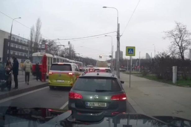 VIDEO Uzasnuti policajti Z elektricky odlepili muza ktory sa viezol ako Spiderman