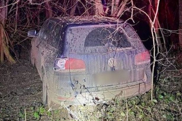 Vodic zomrel po uteku a naraze do stromu