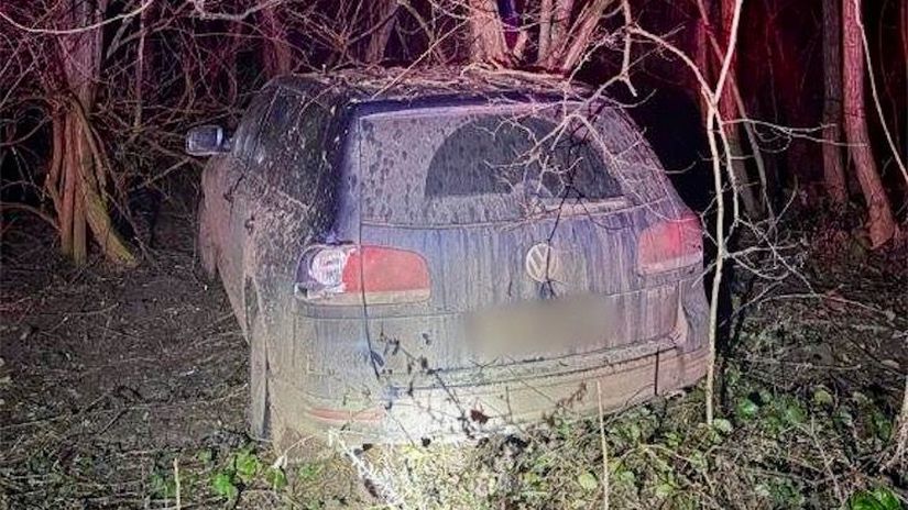Vodic zomrel po uteku a naraze do stromu