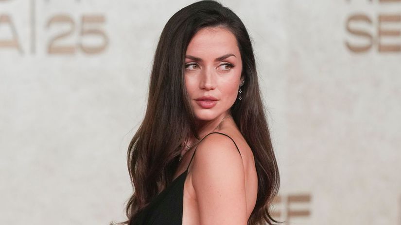 Z cerveneho koberca rovno na F1 Ana De Armas v sexi tope drazdi nielen vzhladom ale aj recami o zenatom kolegovi