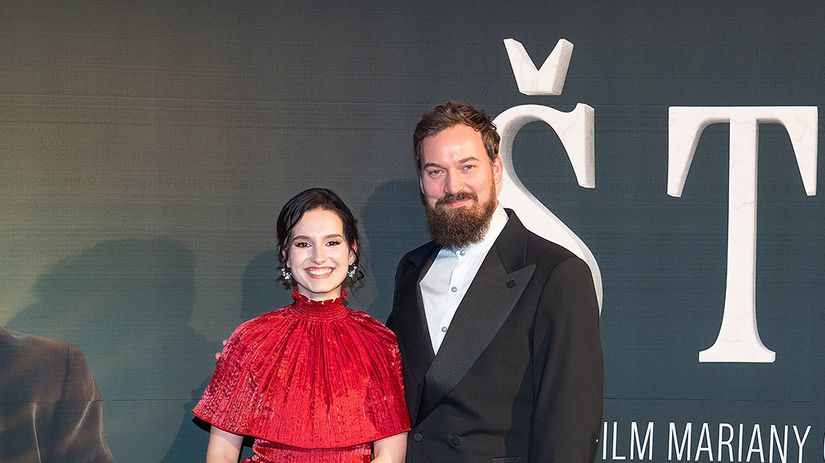 25 kil dole a sest rokov driny Lukas Pelc predstavil Stura akeho ste v ucebniciach nevideli Kraska v cervenom je jeho milovana Adela Ostrolucka