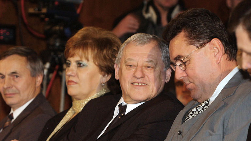 Ako byvalego slovanistu ma to velmi stve Staci sa pozriet co sa deje na Slovensku Aj hokej je prepojeny na politiku