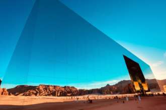 Architektonicka fatamorgana Toto je najvacsia zrkadlova budova na svete zapisana aj v Guinnessovej knihe Na co sluzi