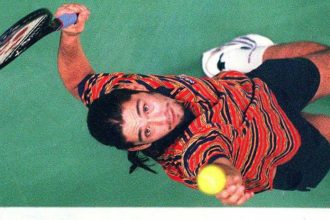 Bol jednotka ale jedna z najneoblubenjsich Tenisovy Charlie Sheen vraj nemal problem vykopnut zenu z iduceho auta