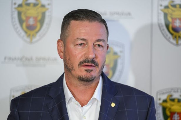 Den po razii u sefky Piratov dostal Kiss a jeho rodina vyhraky smrtou Financnu spravu evakuovali