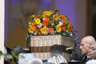 Dobry den ja som rodina Syna Brigitte Bardotovej na pohrebe nikto nespoznal Pri rakve sa neubranil placu aj ked ho matka nazvala nadorom