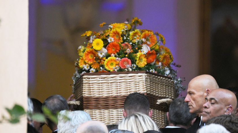 Dobry den ja som rodina Syna Brigitte Bardotovej na pohrebe nikto nespoznal Pri rakve sa neubranil placu aj ked ho matka nazvala nadorom