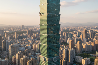 Hra so smrtou na fasade mrakodrapu aj kamennej stene El Capitan Alex je asketa a perfekcionista no ako znasa jeho horolezecke kusky manzelka