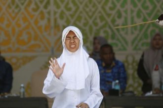 Jeden z najtvrdsich trestov par v Indonezii dostal za alkohol a nemanelsky sex 140 ran palicou zena od bolesti omdlela