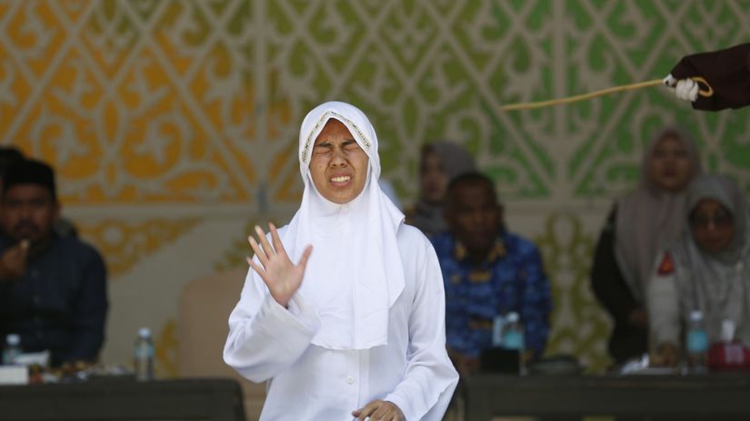 Jeden z najtvrdsich trestov par v Indonezii dostal za alkohol a nemanelsky sex 140 ran palicou zena od bolesti omdlela