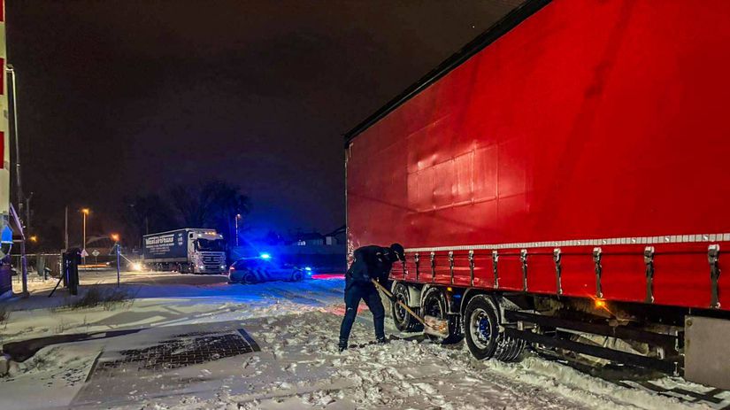 Kosice hlasia snehovu a veternu kalamitu Kamionista v Michalovciach delil od tragedie minuty