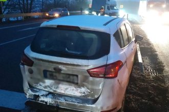 Neprejazdne cesty a desiatky nehod s obetami na zivotoch Poladovica na Morave a v Nemecku paralyzovala dopravu