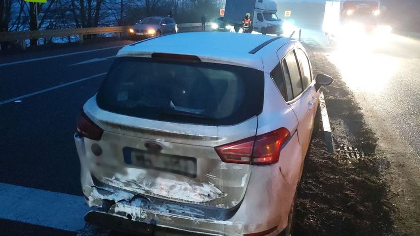 Neprejazdne cesty a desiatky nehod s obetami na zivotoch Poladovica na Morave a v Nemecku paralyzovala dopravu