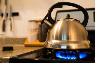 Neviditelna hrozba v stenach Ked vam doma zasiahne zapach skazenych vajicok ide o zivot alebo len o upchaty odtok